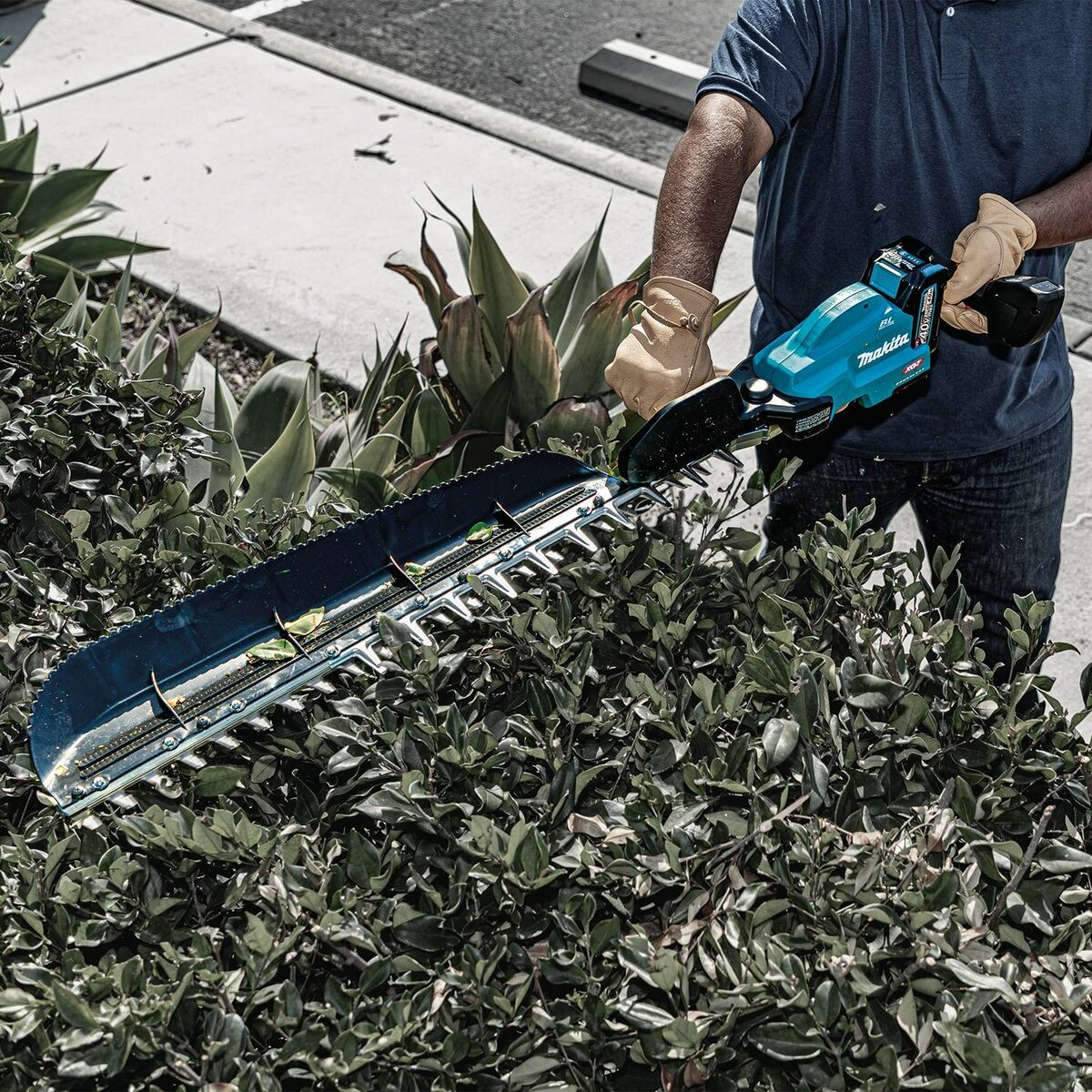 Makita Max XGT Brushless Cordless Single-Sided Hedge Trimmer Kit 30 in. 40V w/ Battery (4.0Ah) GHU05M1