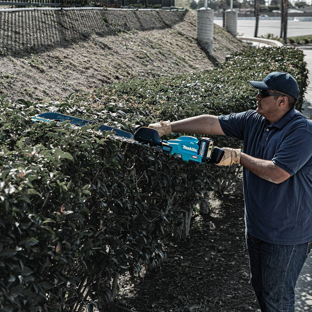Makita Max XGT Brushless Cordless Single-Sided Hedge Trimmer Kit 30 in. 40V w/ Battery (4.0Ah) GHU05M1