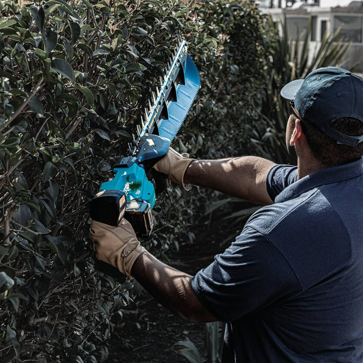 Makita Max XGT Brushless Cordless Single-Sided Hedge Trimmer Kit 30 in. 40V w/ Battery (4.0Ah) GHU05M1